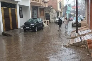 संभल : तेज हवाओं के साथ हुई बारिश, सर्दी से कांपे लोग