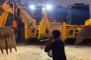 VIRAL VIDEO: बीन बजते ही नागिन की तरह नाचने लगे बुलडोजर, वीडियो देख रह जाएंगे हक्का-बक्का
