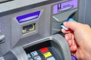 जादुई एटीएम! जब 100 की जगह अचानक निकलने लगे 500 के नोट... पैसे निकालने लोगों की उमड़ी भीड़