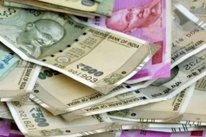 रुपया शुरुआती कारोबार में तीन पैसे टूटकर 83.15 प्रति डॉलर पर पहुंचा