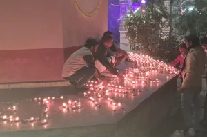 Ayodhya Ram Mandir: दीप दान से जगमगाया गंगा तट पांचाल घाट; जिलाधिकारी ने आरती कर लिया आशीर्वाद... 