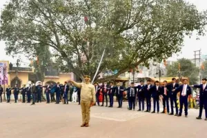 Banda: मानव श्रृंखला बनाकर सड़क सुरक्षा के प्रति किया जागरूक… डीएम और एसपी ने दिलाई सड़क सुरक्षा की शपथ