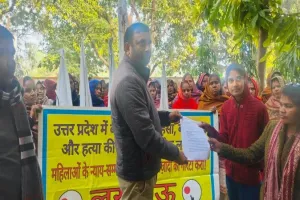 लखनऊ : SDM कार्यालय में महिलाओं ने की नारेबाजी, बीजेपी नेता के गिरफ्तारी की उठाई मांग