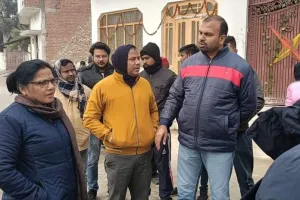 शाहजहांपुर: खुले नाले में गिरे गोवंशीय की मौत, गौरक्षकों-सभासदों ने जताया आक्रोश