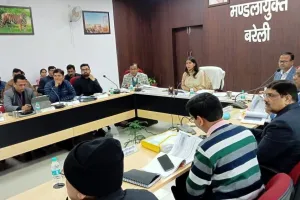 बरेली: ओवरहेड टैंक और अटल आवासीय विद्यालय निर्माण की धीमी प्रगति पर कमिश्नर हुईं नाराज, लक्ष्य पूरा करने के दिए निर्देश