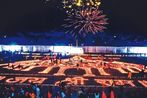 Ayodhya Ram Mandir: गली-गली अयोध्या, घर-घर में राम; शहर में दिखी दीपावली-सी सजावट... रात में जमकर हुई आतिशबाजी....