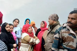 कासगंज: मौत के बाद सीडीपीओ पर लगे घूसखोरी के आरोप, परिजन सामान लेने पहुंचे तो आंगनबाड़ी कार्यकर्ताओं ने किया घेराव