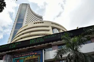 घरेलू बाजारों की नए साल के पहले दिन कमजोर शुरुआत, सेंसेक्स 207.29 अंक गिरा 