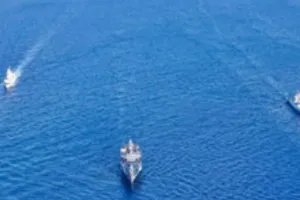 अमेरिकी नौसेना ने लाल सागर में जहाज पर हमले के बाद हूती लड़ाकों को मार गिराया 