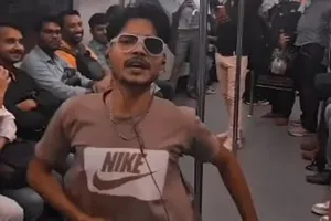 VIRAL DANCE VIDEO: दिल्ली मेट्रो में लड़के ने टिंकू जिया गाने पर किया भयंकर डांस, आसपास बैठे लोग रह गए हैरान 