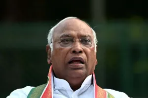 खड़गे ने केंद्र सरकार पर बोला हमला, कहा- पीएम मोदी ने संसद को अभिनंदन, तालियों का मंच बना दिया