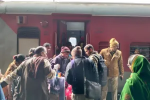 बरेली: प्रसव पीड़ा होने पर सियालदाह एक्सप्रेस से गर्भवती को उतारा, एंबुलेंस से भेजा अस्पताल 