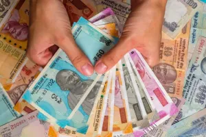 रुपये ने शुरुआती सत्र में सीमित दायरे में किया कारोबार, अंतरबैंक विदेशी मुद्रा विनिमय बाजार में रुपया 83.30 पर खुला