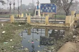 बरेली: गंदगी से घिरा अंबेडकर पार्क, चारों ओर पानी भरने से तालाब में हुआ तब्दील 