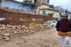 रायबरेली: स्वतंत्रता संग्राम सेनानी मीर वाजिद अली का पुश्तैनी मकान ढहा, कार समेत दो वाहन क्षतिग्रस्त