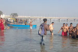 मौनी अमावस्या: कला गंगा घाट पर श्रद्धालुओं में लगाई आस्था की डुबकी 
