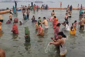 माघी पूर्णिमा: संगम में श्रद्धालुओं ने लगाई अस्था की डुबकी, किया दान-पुण्य