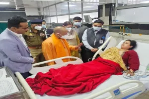 Video: अर्जुनगंज हादसे में घायलों का हाल जानने ट्राॅमा सेंटर पहुंचे CM योगी, डेमो वाहन की दो कारों से हुई थी टक्कर  