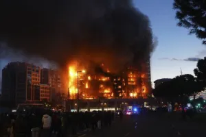 स्पेन की बहुमंजिला इमारतों में भीषण आग, चार की मौत...14 घायल 