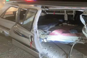 हरदोई में भीषण सड़क हादसा, ट्रैक्टर की टक्कर से वैन के उड़े परखच्चे-ड्राइवर की मौत