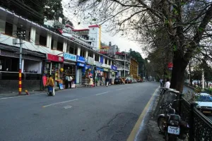 नैनीताल: माल रोड के सौंदर्यीकरण में आड़े आ रही दुकानों पर चलेगी जेसीबी