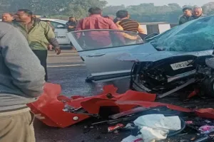 Purvanchal Expressway accident: माता-पिता और आंटी की मौत, कार चला रहे बेटे की हालत गंभीर 