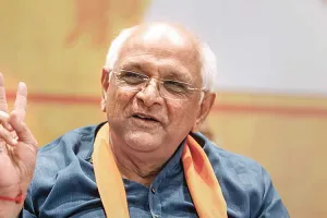 गुजरात के CM पटेल ने जलोत्र गांव में बिताई रात, युवाओं से नशे से दूर रहने की अपील की