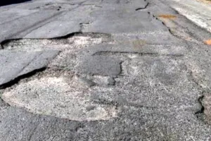 हल्द्वानी: एक 'लावारिस' सड़क, जिसे विभाग अपनी बताने से कर रहे इनकार