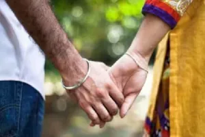 रामपुर: चार बच्चों की मां प्रधान के पति के साथ फरार, हो रही तरह-तरह की चर्चाएं