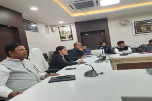 लखनऊ : मंडलायुक्त ने किसान पथ और एक्सप्रेसवे निर्माण को लेकर की बैठक, दिए निर्देश  
