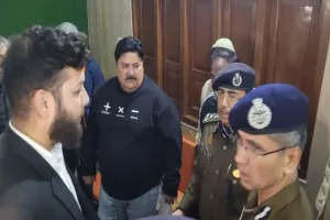 Video Malihabad triple murder : आरोपियों की तलाश में हो रही छापेमारी, पुलिस कमिश्नर बोले - जल्द होगी गिरफ्तारी 