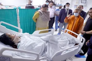 सीएम फ्लीट हादसा: घायलों को देखने KGMU और लोहिया हॉस्पिटल पहुंचे CM योगी, पीड़ितों को मिलेगी आर्थिक सहायता  