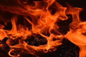 Lucknow Breaking news: राजधानी के देहाती रेस्टोरेंट में लगी भीषण आग, परिवार के रेस्क्यू में जुटे फायर फाइटर 