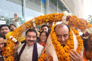 लखनऊ एयरपोर्ट पर भाजपा राज्यसभा प्रत्याशी सुधांशु त्रिवेदी का पुष्प वर्षा,ढोल नगाड़ों के साथ स्वागत