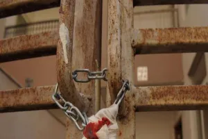 बरेली: 29 लाख बकाये पर सरायखाम में होटल सील, नगर निगम ने बकायेदारों के प्रतिष्ठानों पर चस्पा किए कुर्की नोटिस