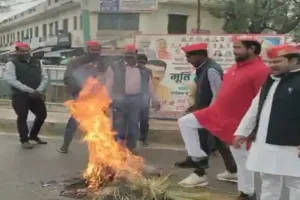 क्रॉस वोटिंग को लेकर सपा में मचा घमासान, कार्यकर्ताओं ने विधायकों के फूंके पुतले