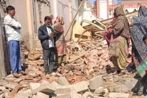 41 लोगों की बचाई जान उसी रैट माइनर के घर चला बुलडोजर, ओवैसी PM मोदी पर भड़के, मनोज तिवारी बोले...