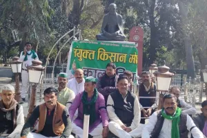 बरेली: किसानों ने काली पट्टी बांधकर दिया मौन धरना, बोले- सरकार आंदोलनकारियों पर बर्बरता तत्काल बंद करे