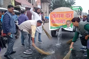 रायबरेली: राहुल गांधी की यात्रा गुजरने के बाद भाजपाइयों ने गंगाजल से धुली सड़क, लगाए जय श्रीराम के नारे