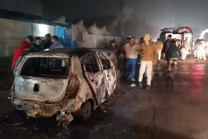 बरेली: कार में लगी आग, बाल बाल बचे पिता-पुत्र, फायर बिग्रेड ने बुझाई आग