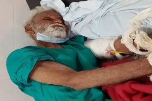  हरदोई: चेहरे पर झुर्रियां, कंपकंपाता जिस्म, जुबां खमोश, बेबस आंखों को किसी अपने का अभी भी इंतजार...