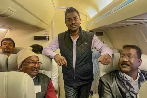 झामुमो के नेतृत्व वाले गठबंधन के विधायक हैदराबाद के लिए रवाना, बोले- BJP लुभाने की कोशिश कर सकती है...