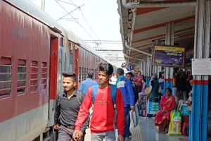 Bareilly News: इंतजार करते रहे यात्री, 12 घंटे देरी से पहुंची कुंभ एक्सप्रेस