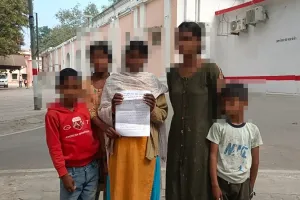 बहराइच: जमीनी विवाद में मां-बेटी को जमकर पीटा, मारपीट का वीडियो हुआ वायरल