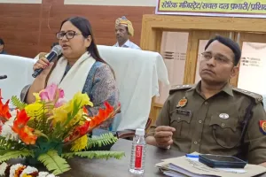 UP Board Exam: स्ट्रांग रूम में Mobile ले जाने पर प्रतिबंध, तैयारी की समीक्षा कर डीएम नेहा शर्मा ने अफसर को दिए निर्देश