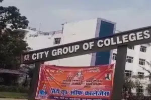 बाराबंकी: कानून की परीक्षा में सामूहिक नकल का वीडियो वायरल, युवक ने परीक्षा कक्ष में घुसकर बनाया Video