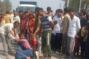 Banda Accident: डंपर से कुचलकर बाइक सवार युवक की मौत... भाई घायल, आक्रोशित परिजनों ने किया हंगामा