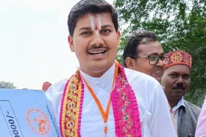 UP: PM Modi ने काशी दौरे पर आचार्य अभिषेक को स्कॉलरशिप देकर किया सम्मानित...प्राचीन राजशास्त्रार्थ शास्त्र में पाया प्रथम स्थान 