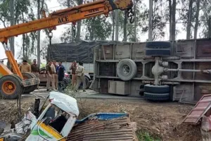 बिजनौर में दर्दनाक हादसा, मैजिक पर पलटा कंटेनर...हादसे में तीन लोगों की दबकर मौत