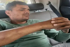 गोंडा: चुनावी रंजिश में हमलावरों ने ग्राम प्रधान को जमकर पीटा, जिला अस्पताल में चल रहा इलाज 